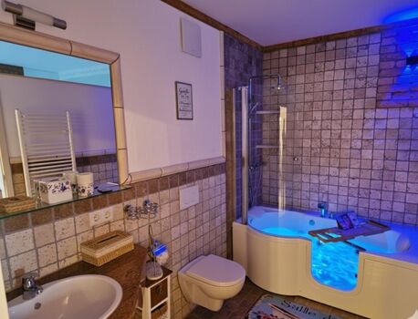 Senioren-Whirlwanne: „Barrierefreies Wellness: Whirlpool mit niedriger Einstiegstür für sicheres Baden.“