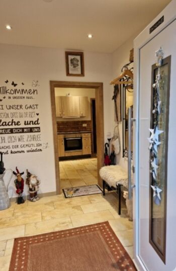 Hausansicht/Eingang: „Bequem ankommen: Ebenerdiger Zugang – ideal für Senioren und Vierbeiner.“