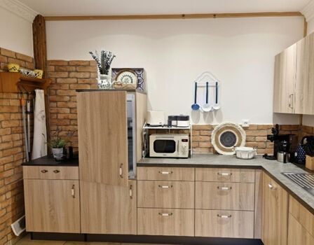 Küche: „Vollausstattung: Moderne Landhausküche inklusive Saugroboter für tägliche Reinheit.“