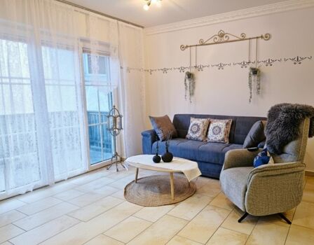 „Ihr privater Logenplatz: Gemütliche Wohnecke mit exklusivem Massagestuhl.“