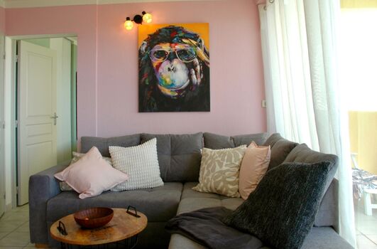 Großes Sofa direkt am Balkon – offen, hell und mitten im Wohnbereich