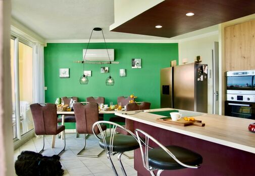 30 qm zum Wohnen, Essen und Kochen und 20 qm Balkon