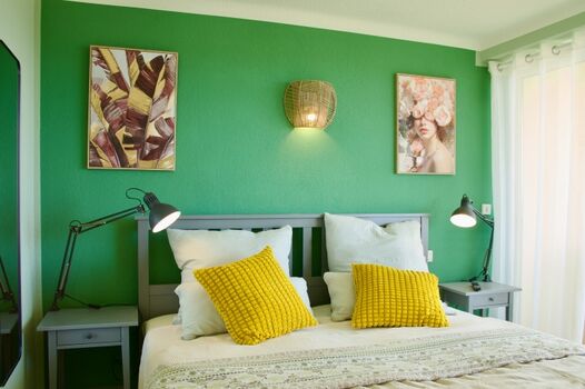 Doppelbett mit zwei einzelnen Matratzen, leiser Klimaanlage und Meerblick