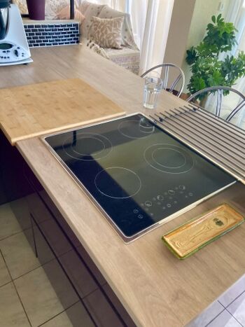 Voll ausgestattete Küche mit vier Kochzonen-Ceranfeld!