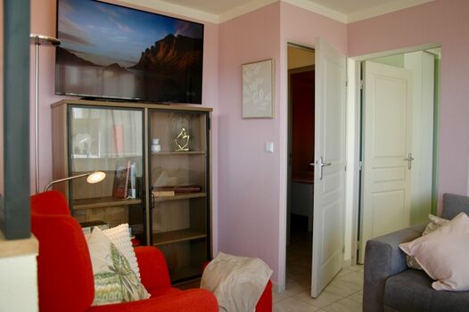 Gemütlicher Sessel mit Blick aufs Meer