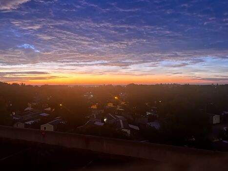 Vom Balkon: Die ersten Farben des Tages im Oktober über Narbonne-Plage