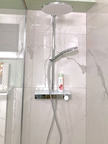 Große ebenerdige Regendusche