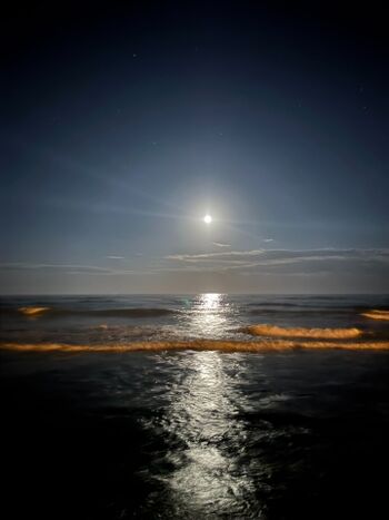 Sonnenuntergang über Meer und Ort – der Tag klingt in warmem Licht aus