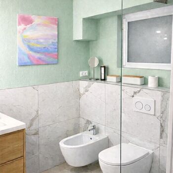 Modernes Bad mit Waschbecken, Dusche, WC 