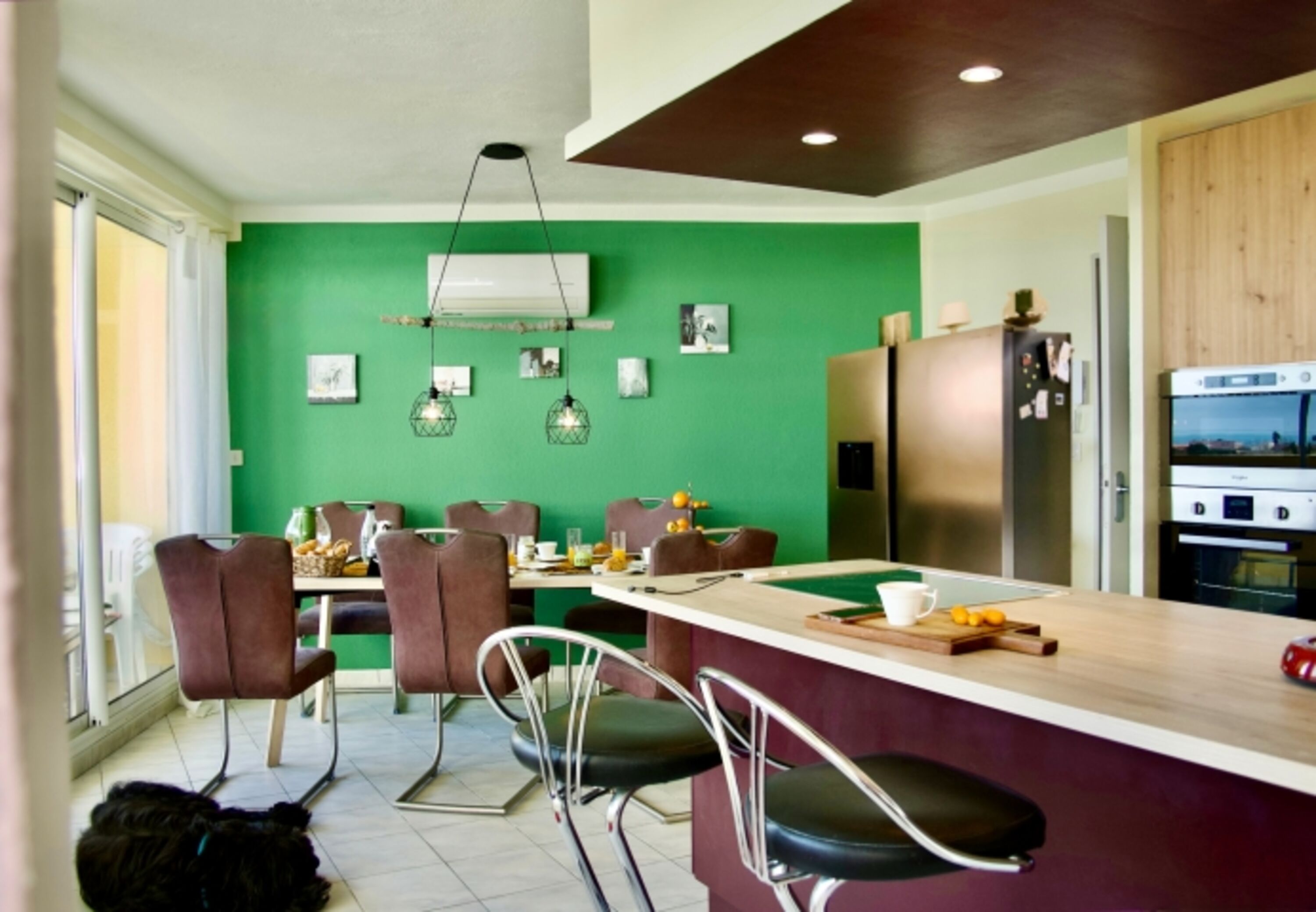 30 qm zum Wohnen, Essen und Kochen und 20 qm Balkon