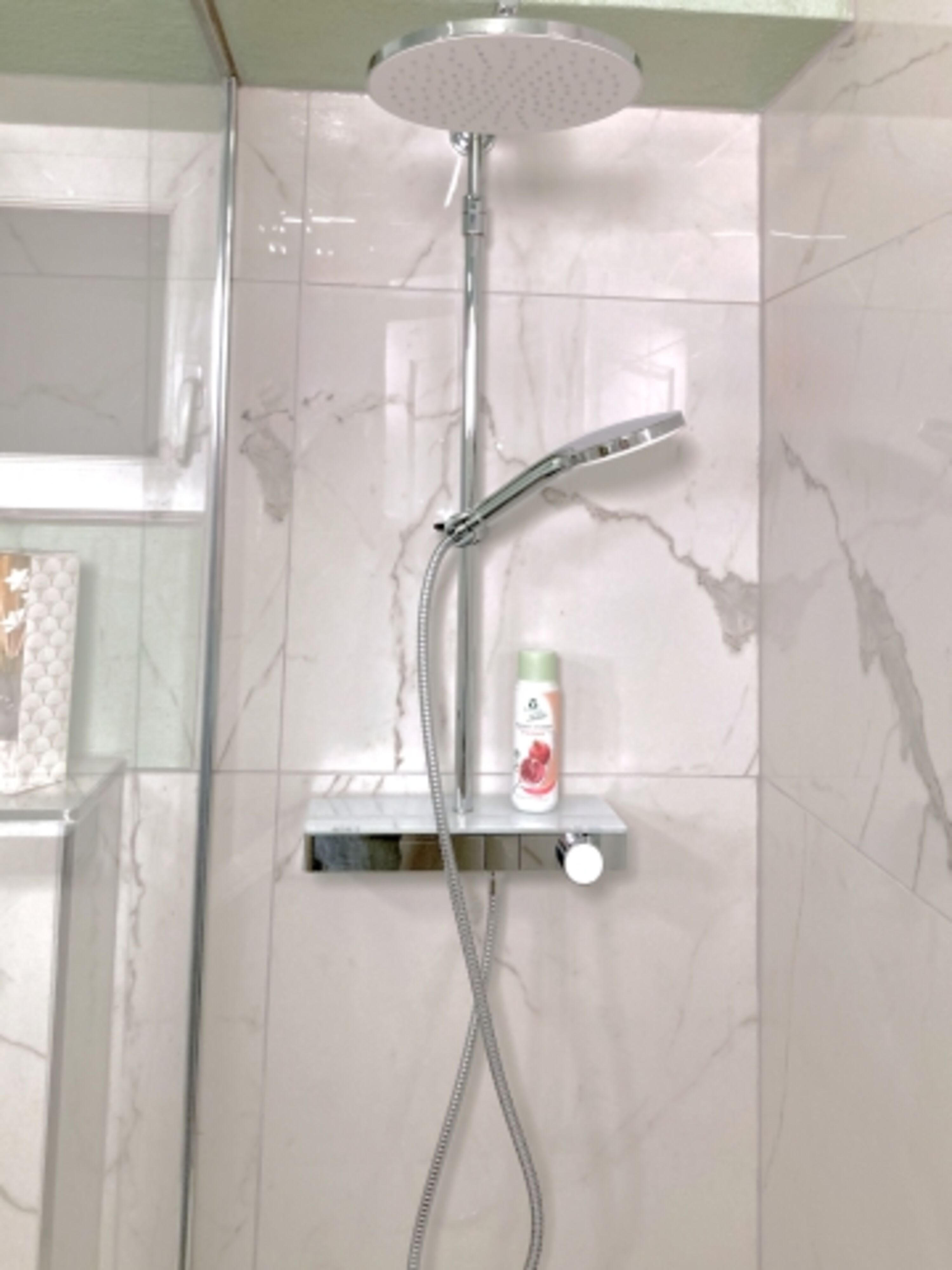 Große ebenerdige Regendusche