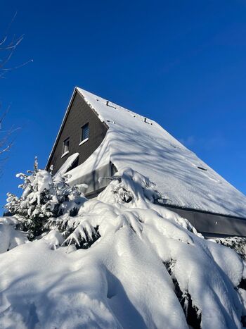 Ansicht Haus und Balkon