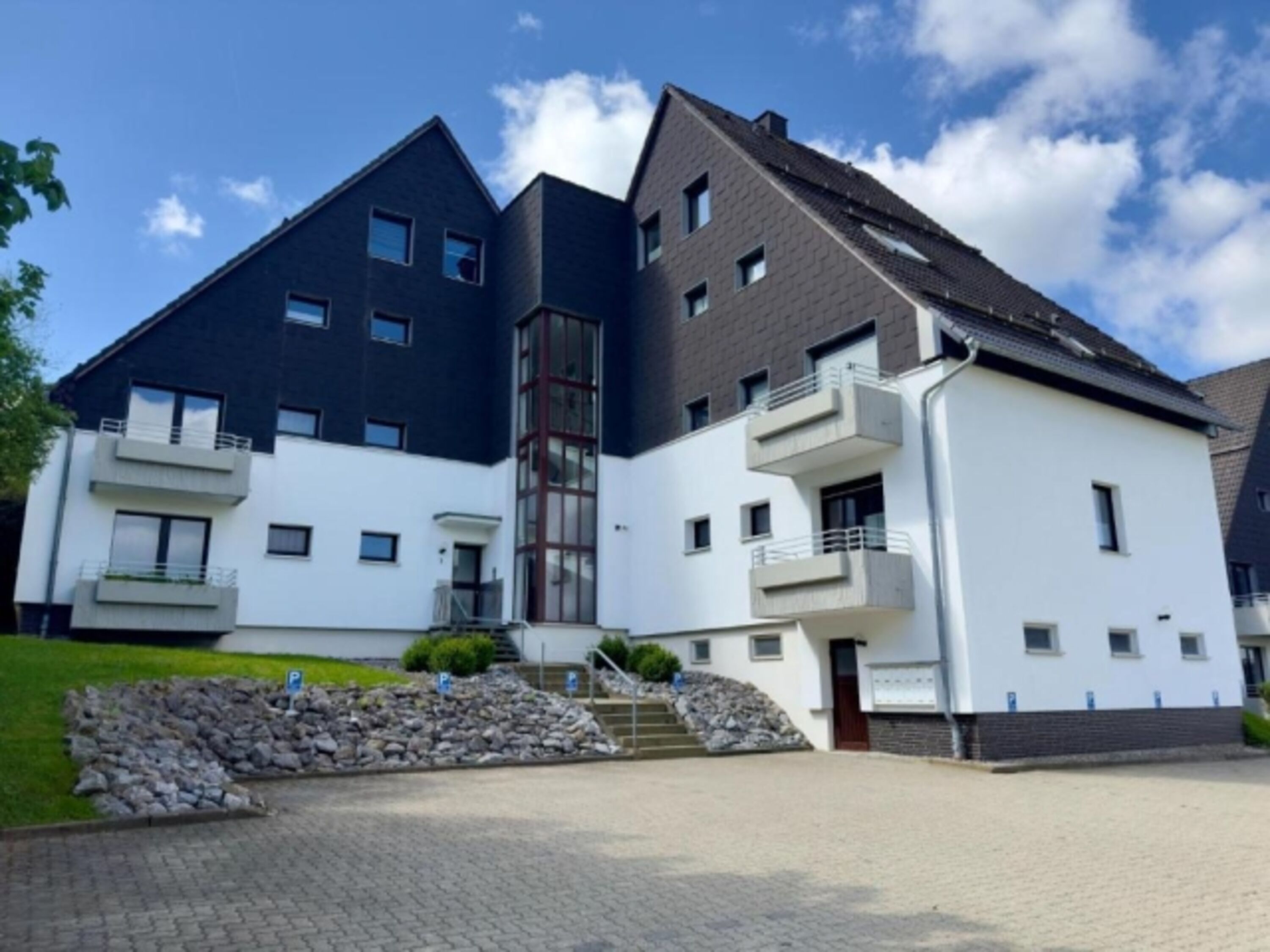 Hausansicht mit Parkplatz