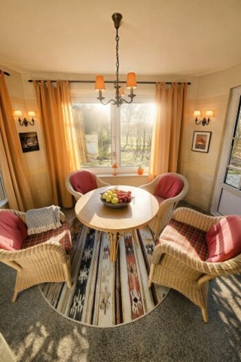 Wintergarten mit Zugang zur überdachten Terrasse