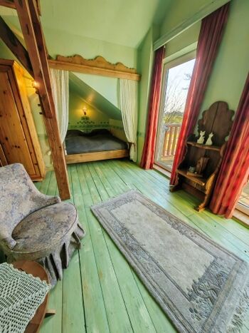 Schlafzimmer "Honeymoon" mit Doppelbett, separater Sitzmöglichkeit, Balkon und eigenem ensuite-Duschbad