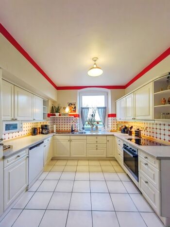 großzügige Küche im Landhausstil 