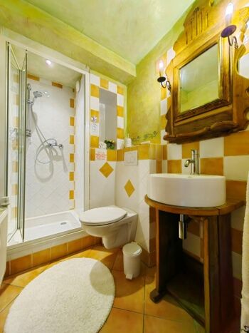 ensuite-Bad mit Dusche, WC und Lüftung