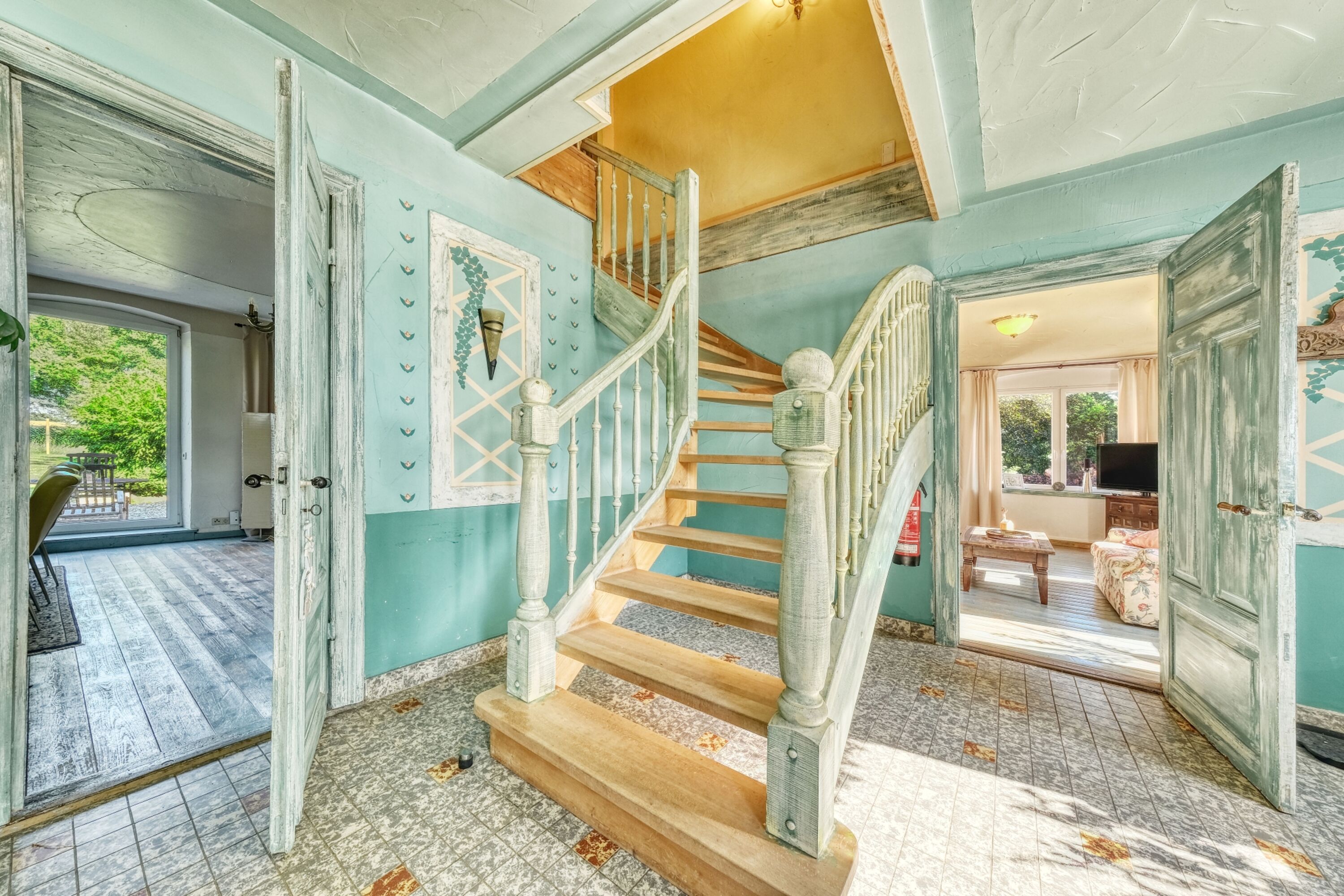 Eingangsflur & Treppe ins OG