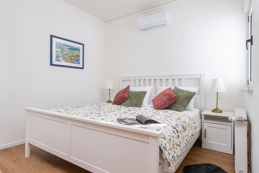 Bedroom withe king-size bed (180x200cm), AC ensure restful nights.