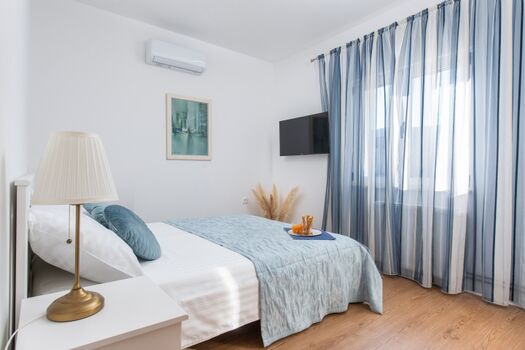 Bedroom withe queen-size bed (160x200cm), TV, AC ensure restful nights.