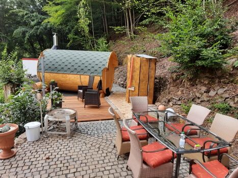 Aussendusche Fass Sauna Terrasse