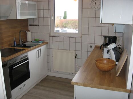 Die Küche ist voll ausgestattet mit Cerankochfeld, Backofen, Mikrowelle, Kaffeemaschine, Toaster, Waschmaschine, Kühl- Gefrierkombi und natürlich mit allem weiteren, was man so braucht.