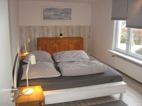 Hier das größte der insgesamt 3 Schlafzimmer mit 180er Doppelbett