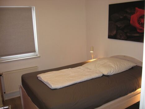 Hier das mittlere der insgesamt 3 Schlafzimmer mit 180er Doppelbett