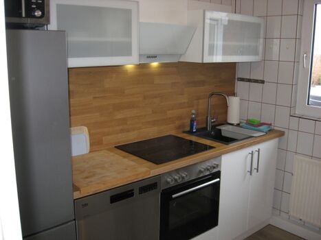 Die Küche ist voll ausgestattet mit Cerankochfeld, Backofen, Mikrowelle, Kaffeemaschine, Toaster, Waschmaschine, Kühl- Gefrierkombi und natürlich mit allem weiteren, was man so braucht.