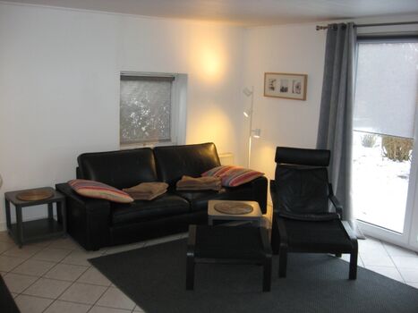 Im gemütliches Wohnzimmer, mit Essbereich und Zugang zum Wintergarten 