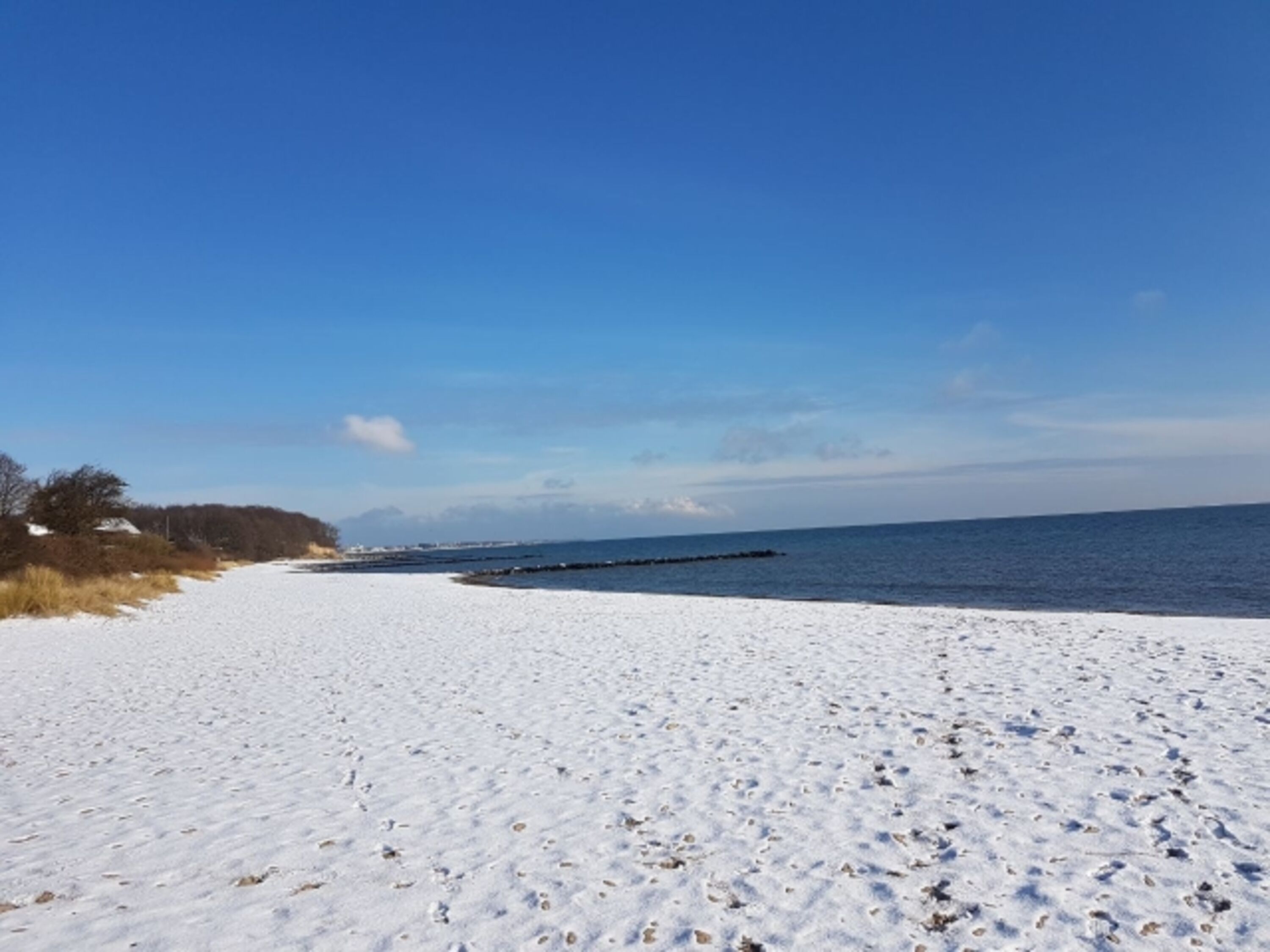 Zu Jeder Jahreszeit ist es schön hier. Frühling, Sommer, Herbst und Winter. Gerade in den Zeiten außerhalb der Sommersaison können Sie die Umgebung als Hundebesitzer besonders geniessen, da hier nur sehr wenige Menschen sind und der Strand komplett für Hu