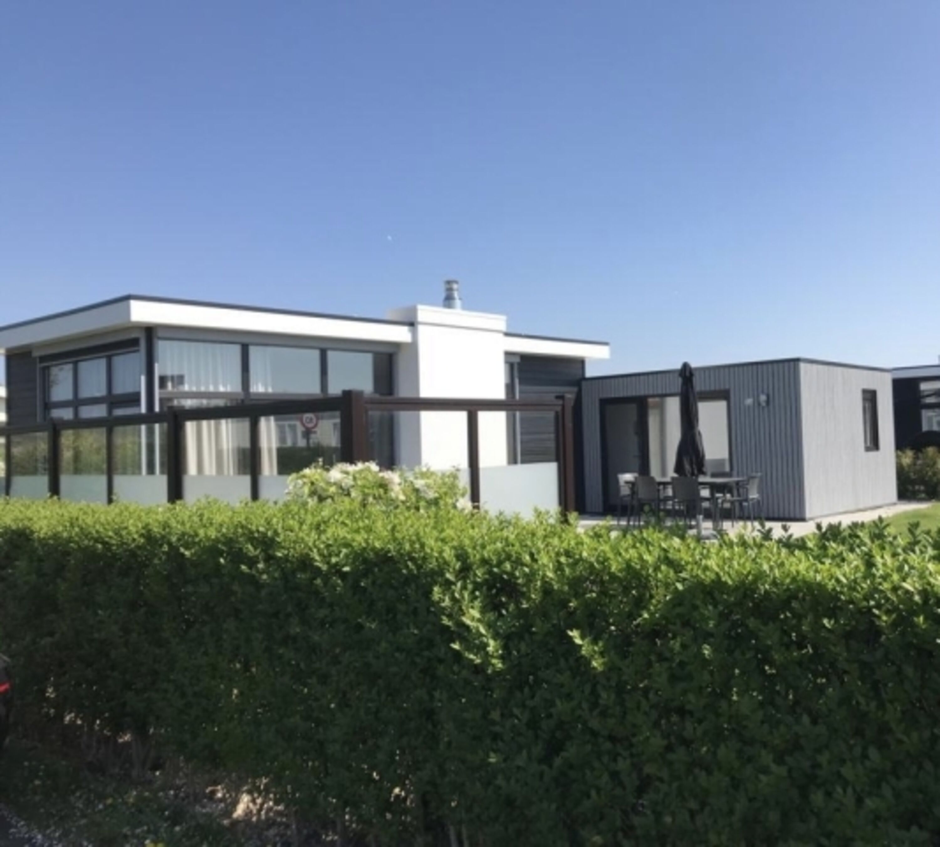 Ocean Lodge Ansicht von der Straße/ Parkplatz