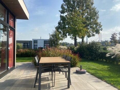 Sonnige Terrasse mit Garten