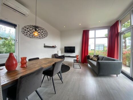 Lichtdurchfluteter Wohnbereich mit Zugang zum Garten 