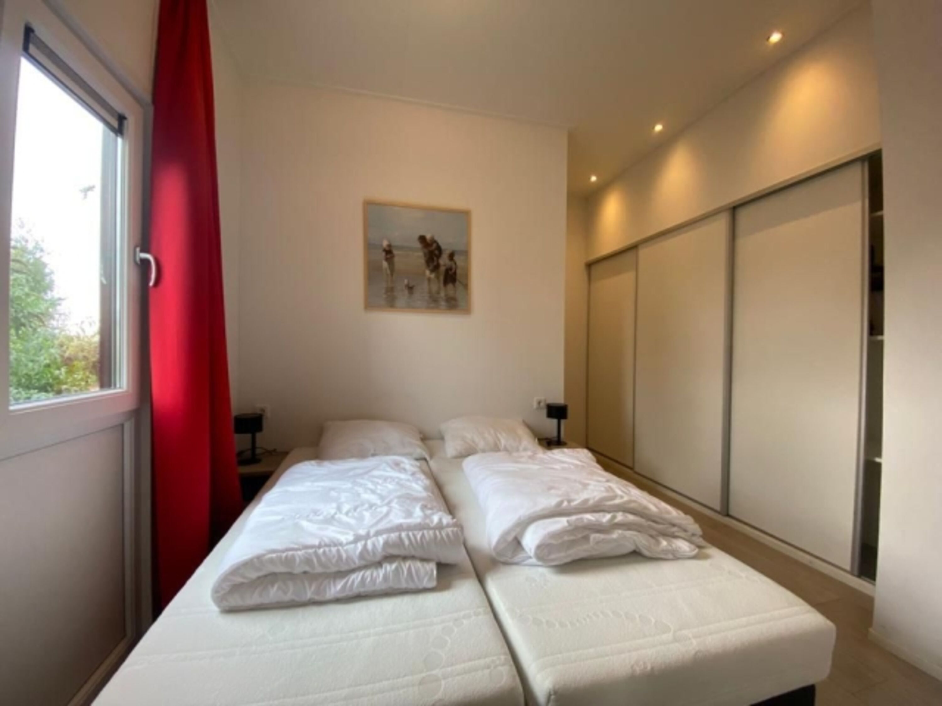 Schlafzimmer mit bequemen Doppelbett und großen Schrank