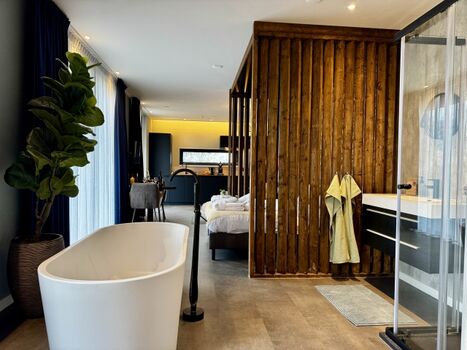 Neben der Sauna rundet die freistehende Badewanne das Chalet ab