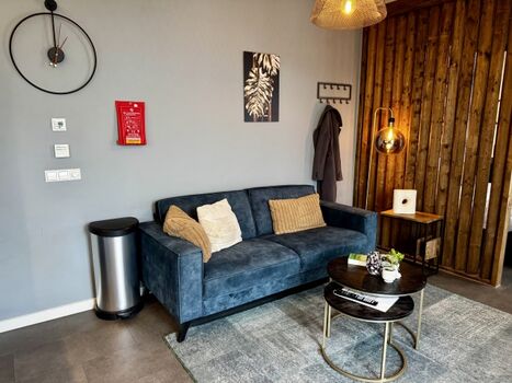 Die Couch lädt zum Lesen von Büchern, oder TV sehen ein