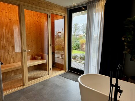 Die Sauna bietet bequem Platz für 2 Personen