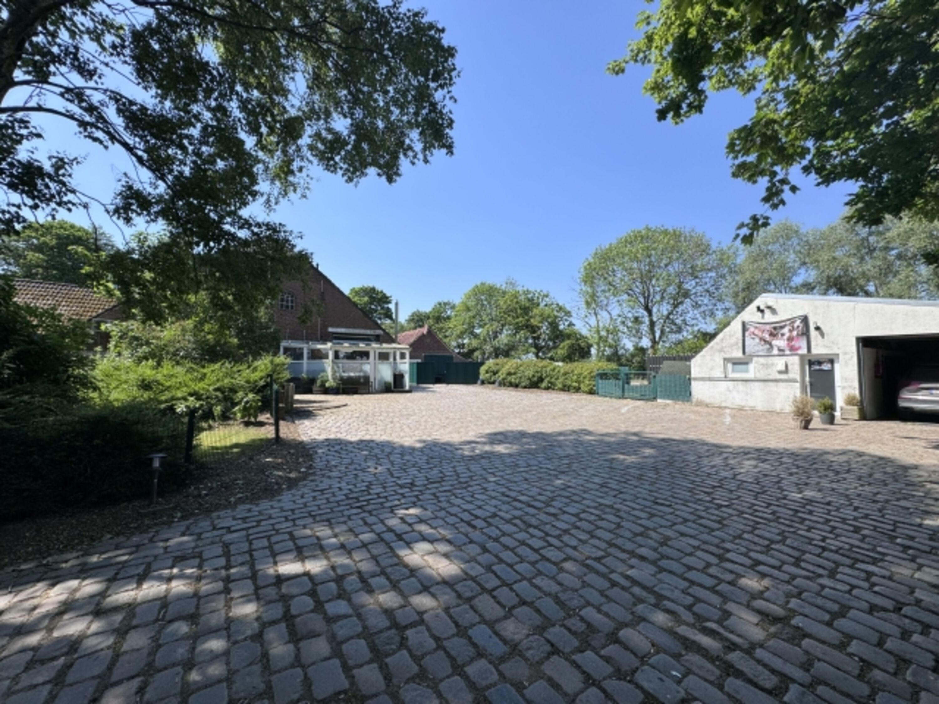 Der Hof / Parkplatz 