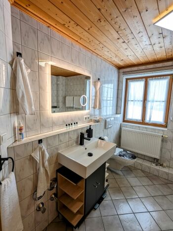 Badezimmer mit Fenster