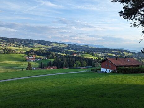 Blick auf das Ferienhaus und Umgebung