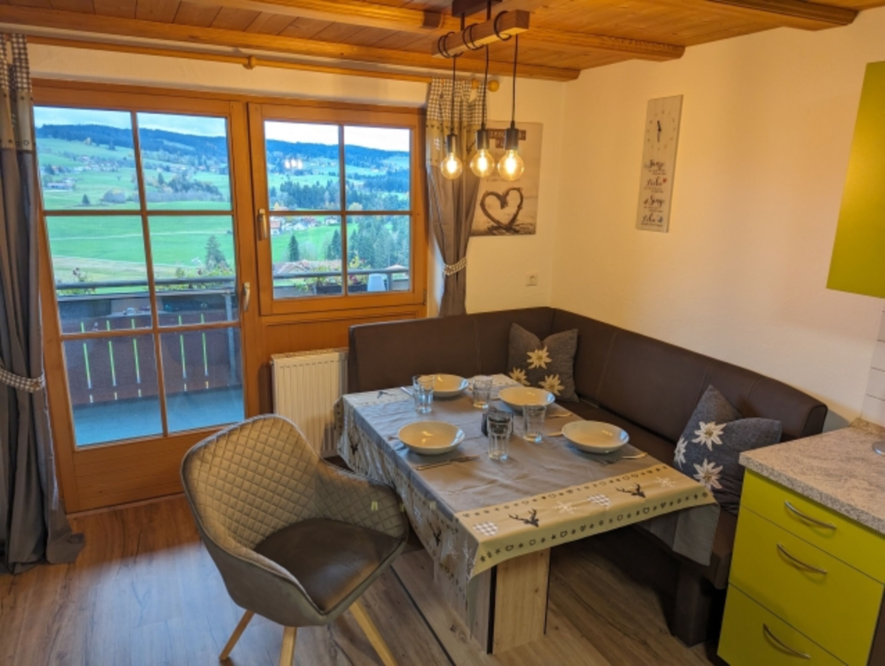 Essecke mit Zugang zum Balkon