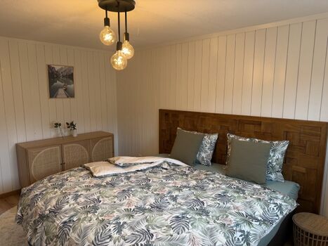 Gemütliches Schlafzimmer mit Boxspringbett