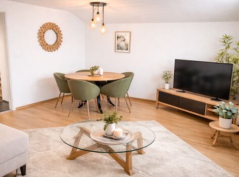 Wohnzimmer mit Esstisch und Sofa