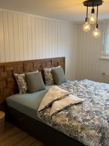 Gemütliches Schlafzimmer mit Boxspringbett