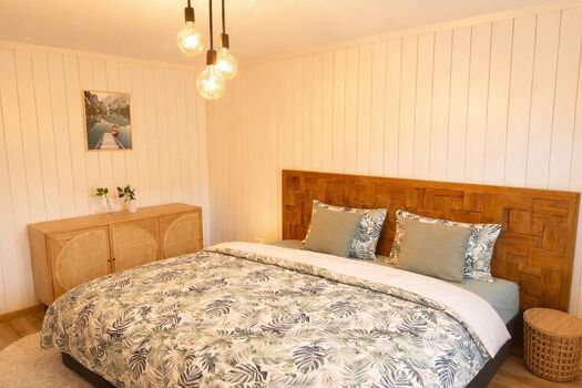 Schlafzimmer mit Boxspringbett
