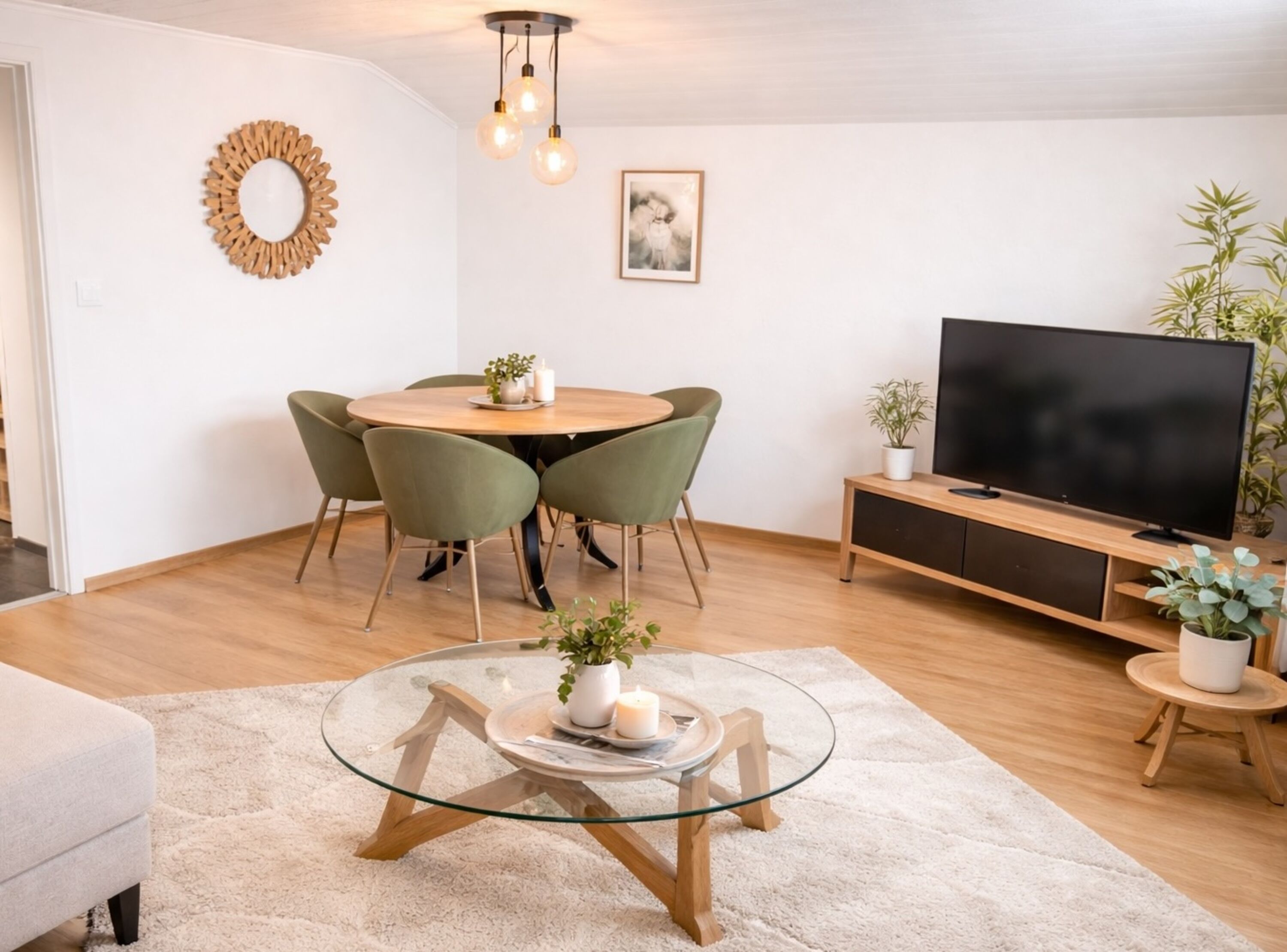 Wohnzimmer mit Esstisch und Sofa