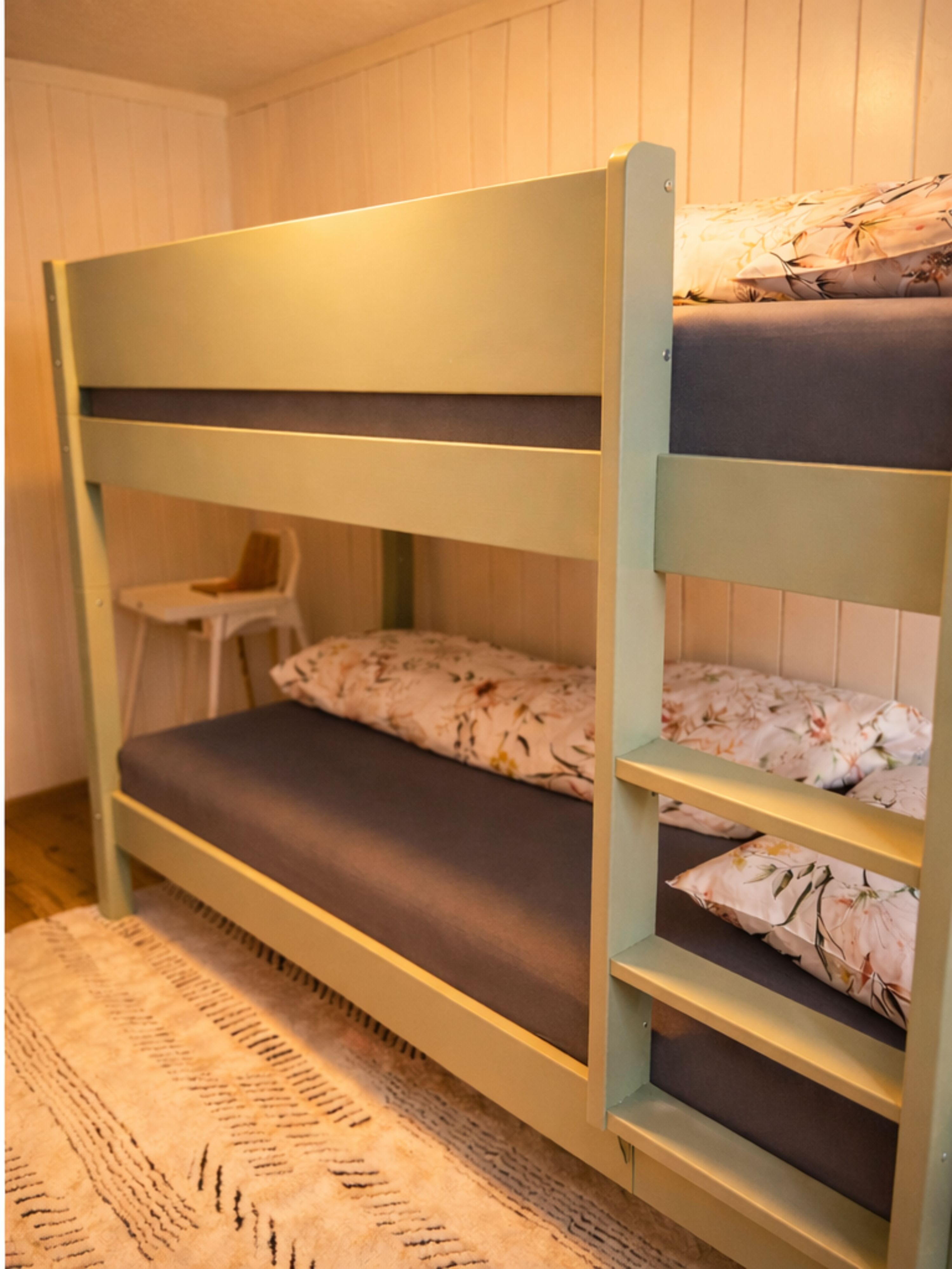 Hochbett mit 2 Schlafplätzen (für Kinder und Erwachsene geeignet)