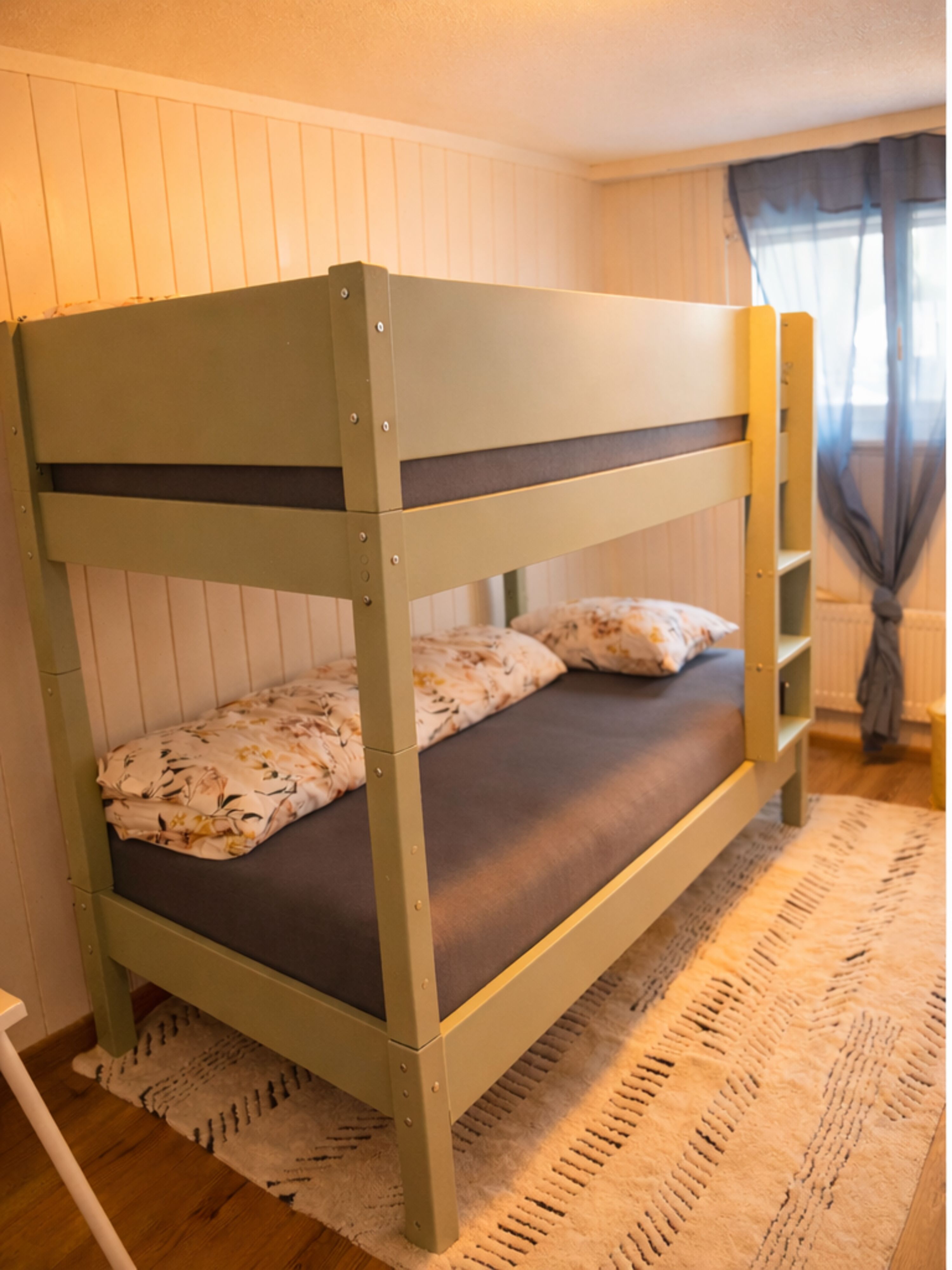 Hochbett mit 2 Schlafplätzen (für Kinder und Erwachsene geeignet)
