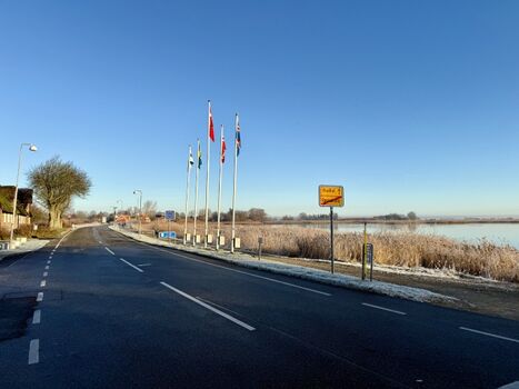 Grenzübergang hinter dem Haus